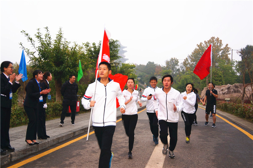 2017年12月8日 杰陽(yáng)排水在省“圣泉水務(wù)杯”登山健身比賽中獲殊榮1_副本 2017年12月8日 杰陽(yáng)排水在省“圣泉水務(wù)杯”登山健身比賽中獲殊榮1_副本